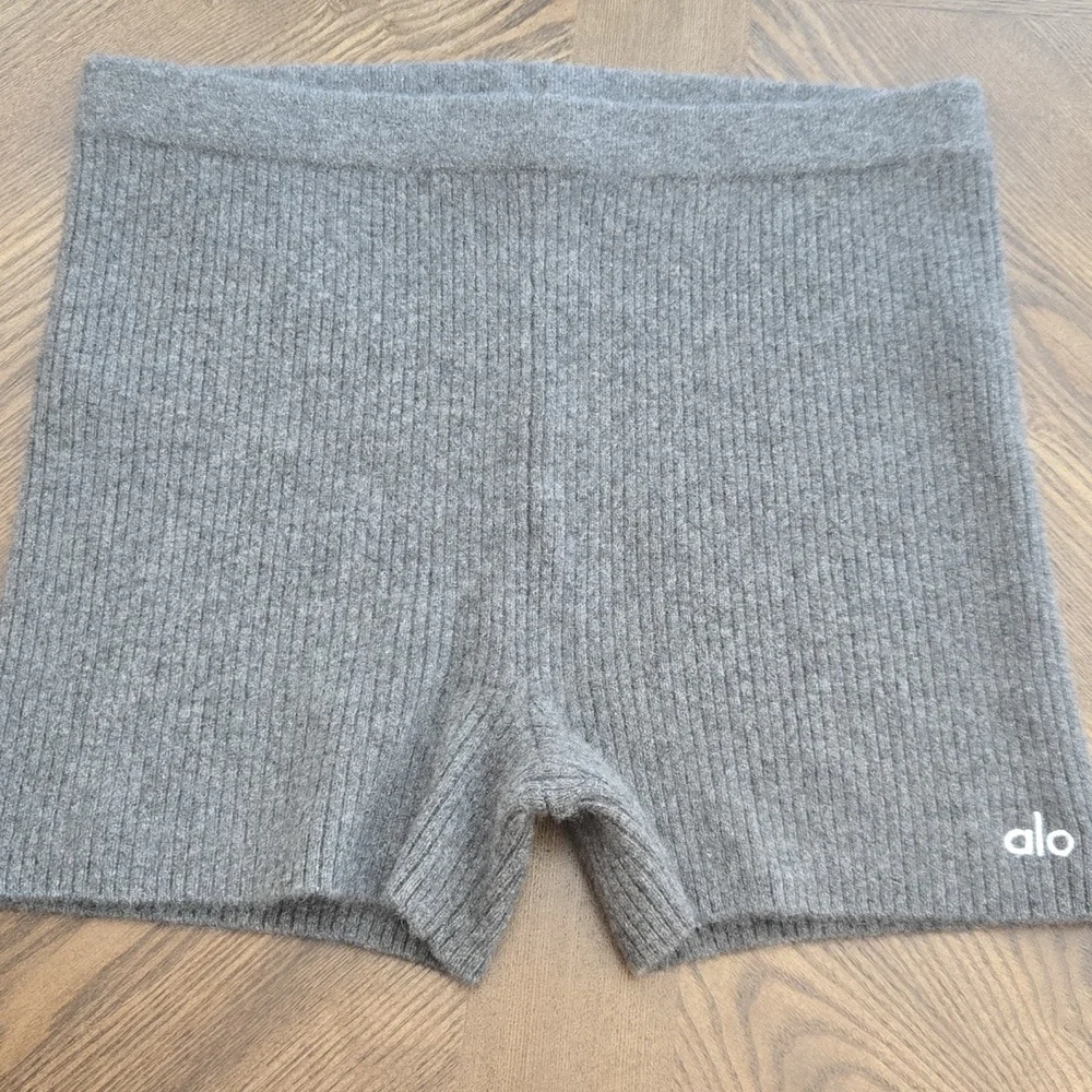 Alo Yoga Cashmere Ribbed Staycation Short NWOT in cozy grey heather sz SMALL - Picture 2 of 4